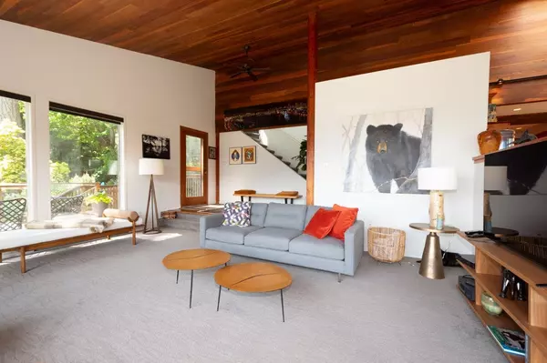 Bowen Island, BC V0N 1G1,896 Taylor RD