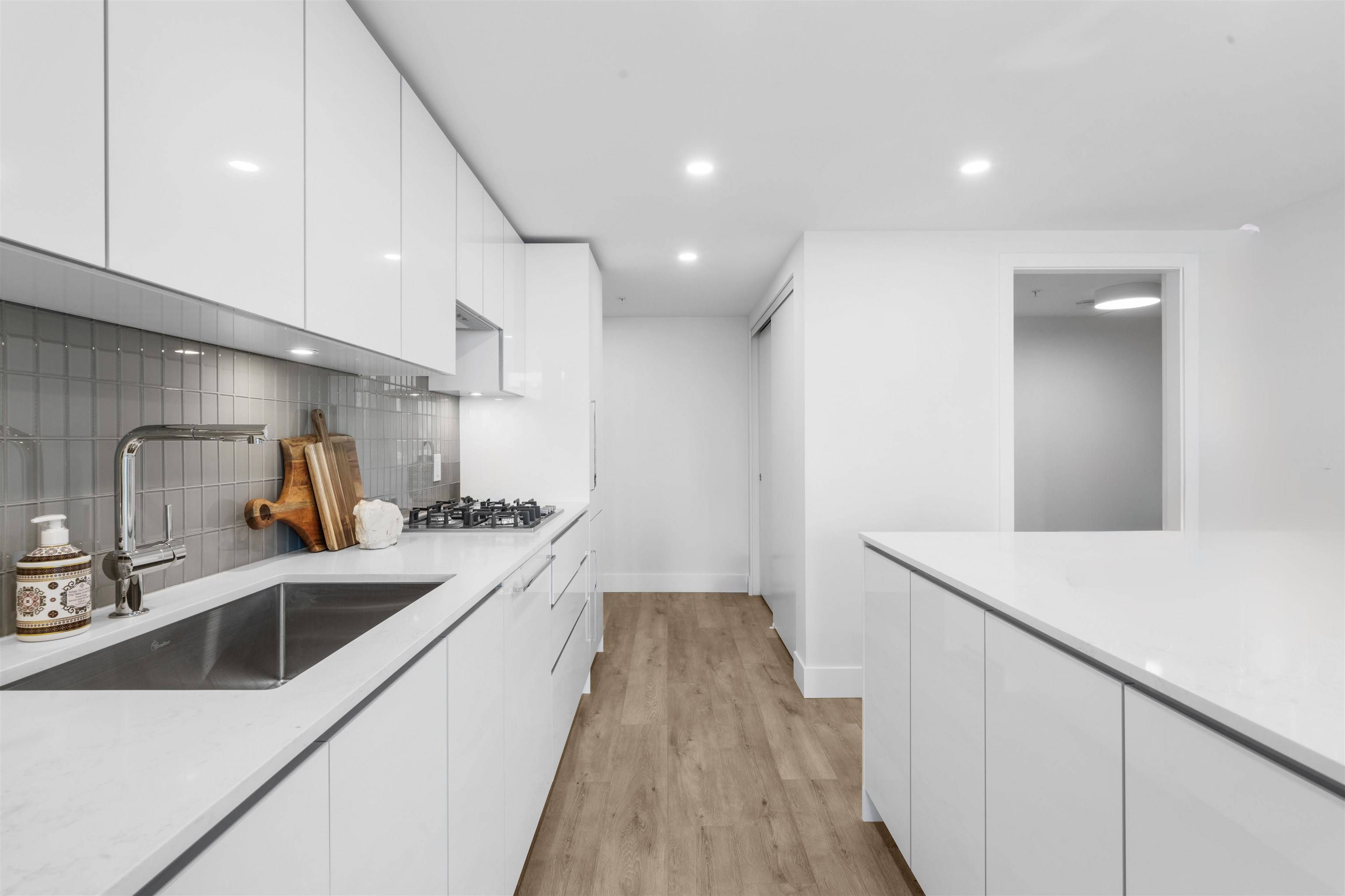 10428 Whalley BLVD #506 Surrey, BC V3T 0W2