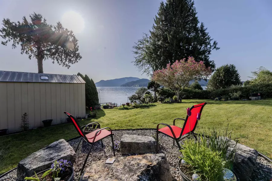 1162 Point RD, Gibsons, BC V0N 1V1