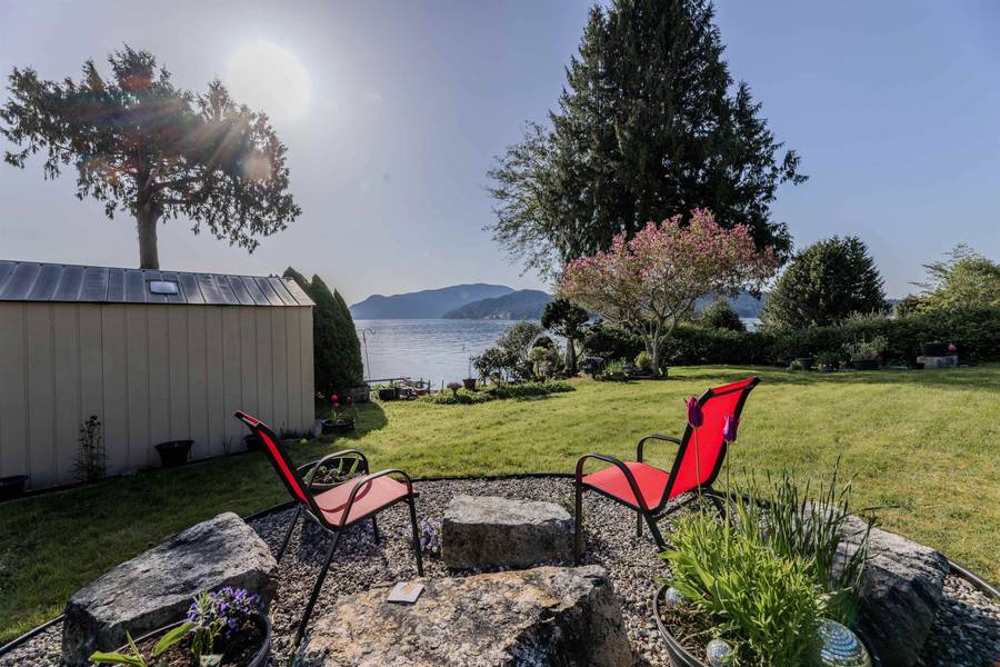 1162 Point RD, Gibsons, BC V0N 1V1