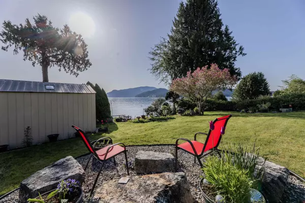 1162 Point RD, Gibsons, BC V0N 1V1