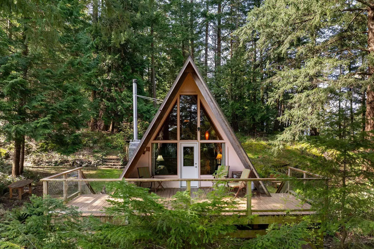 Bowen Island, BC V0N 1G1,912 Taylor RD