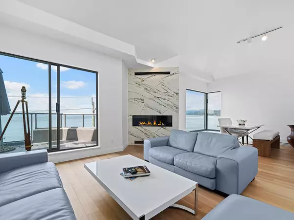 West Vancouver, BC V7V 1A4,2190 Argyle AVE #303