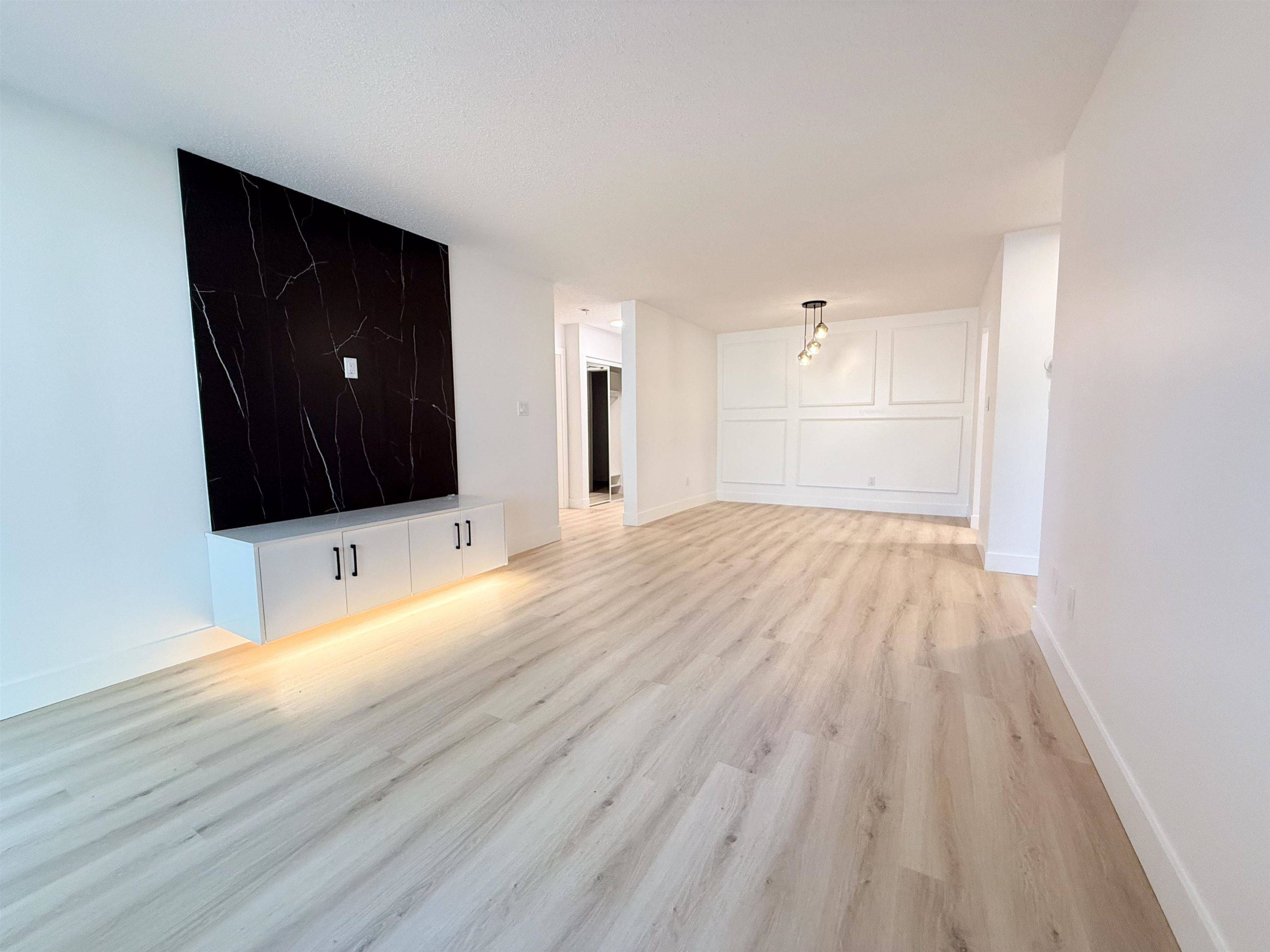 10698 151a ST #111, Surrey, BC V3R 8T5