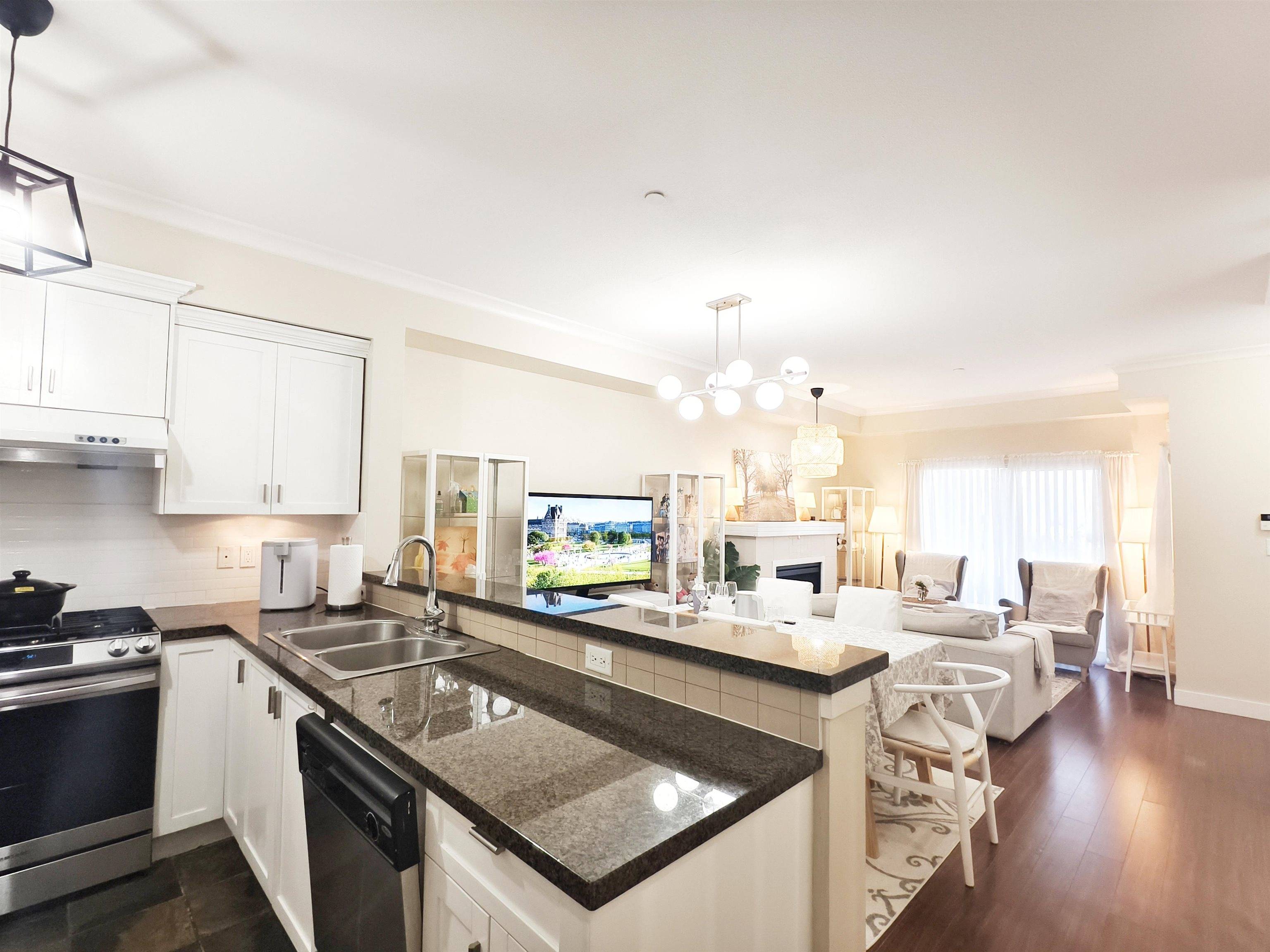 Burnaby, BC V5J 0A1,7388 Macpherson AVE #58