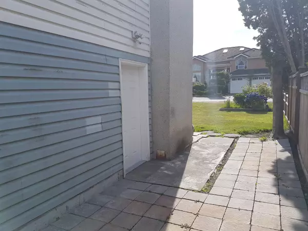 Richmond, BC V7A 3T8,10120 Aintree CRES