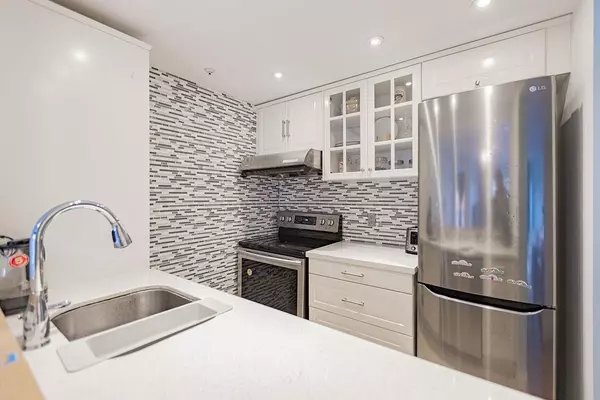 Vancouver, BC V6Z 1B1,811 Helmcken ST #1702