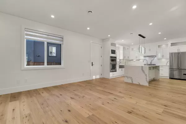 Burnaby, BC V3N 3S9,7419 1st ST