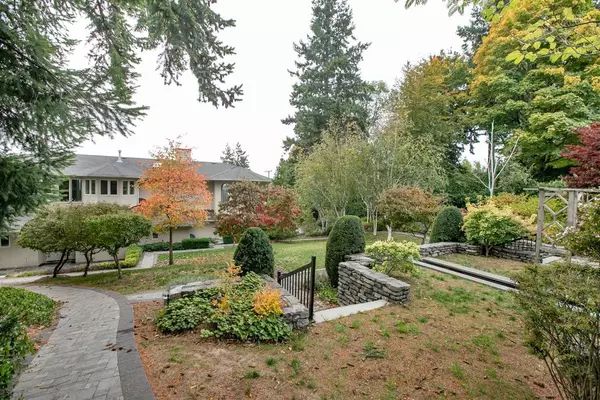 West Vancouver, BC V7W 1Y2,6220 Summit AVE