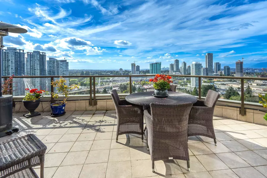 13880 101 AVE #2101, Surrey, BC V3T 5T1