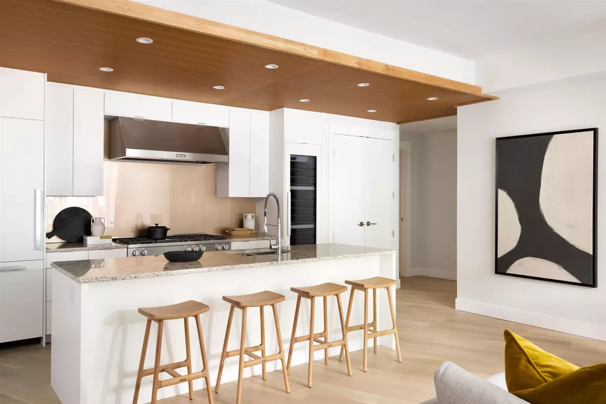 West Vancouver, BC V7W 0A4,6707 Nelson AVE #208