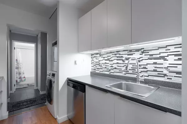 Burnaby, BC V3N 4R3,9880 Manchester DR #402