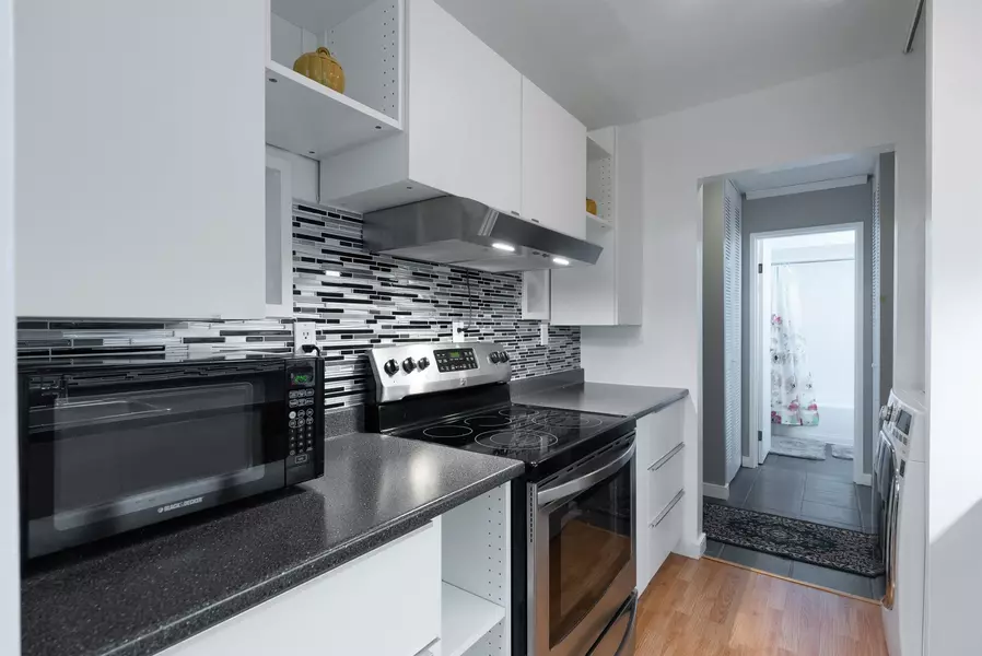 9880 Manchester DR #402, Burnaby, BC V3N 4R3