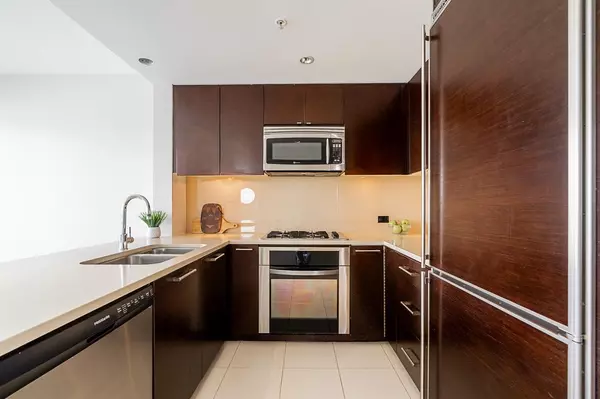 White Rock, BC V4B 0A3,15152 Russell AVE #906