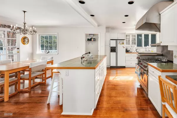 Vancouver, BC V6M 1A6,1355 W 33rd AVE