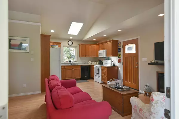 Sechelt, BC V0N 3A0,5689 Salmon DR