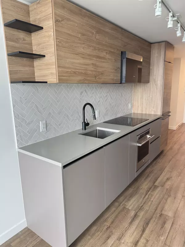 Surrey, BC V3T 0S6,13428 105 AVE #2109