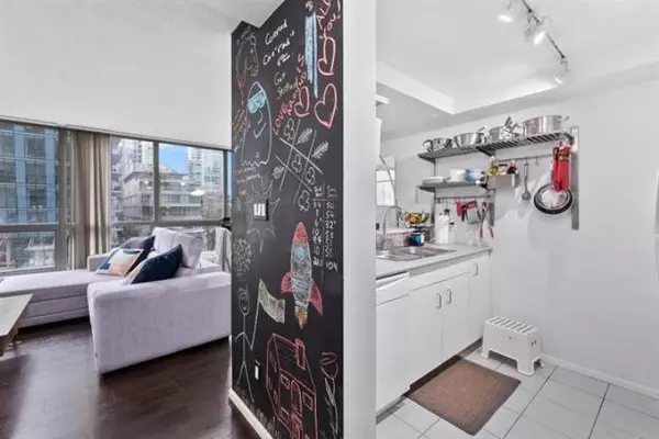 Vancouver, BC V6G 3E3,588 Broughton ST #203