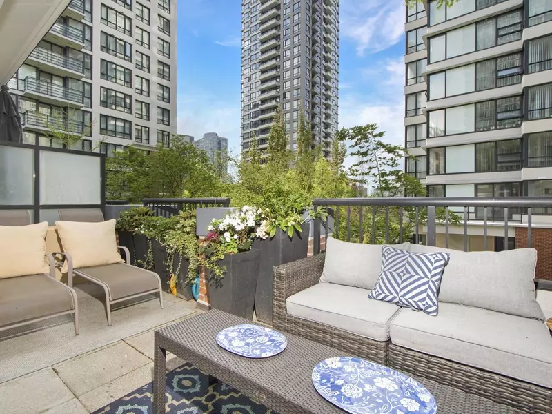 378 Smithe ST, Vancouver, BC V6B 1T7