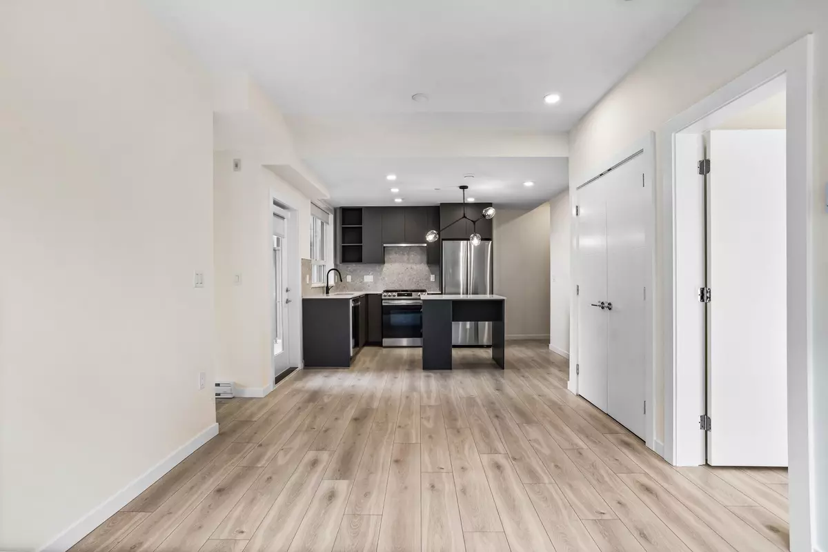 Langley, BC V3A 8S5,7920 206 ST #301