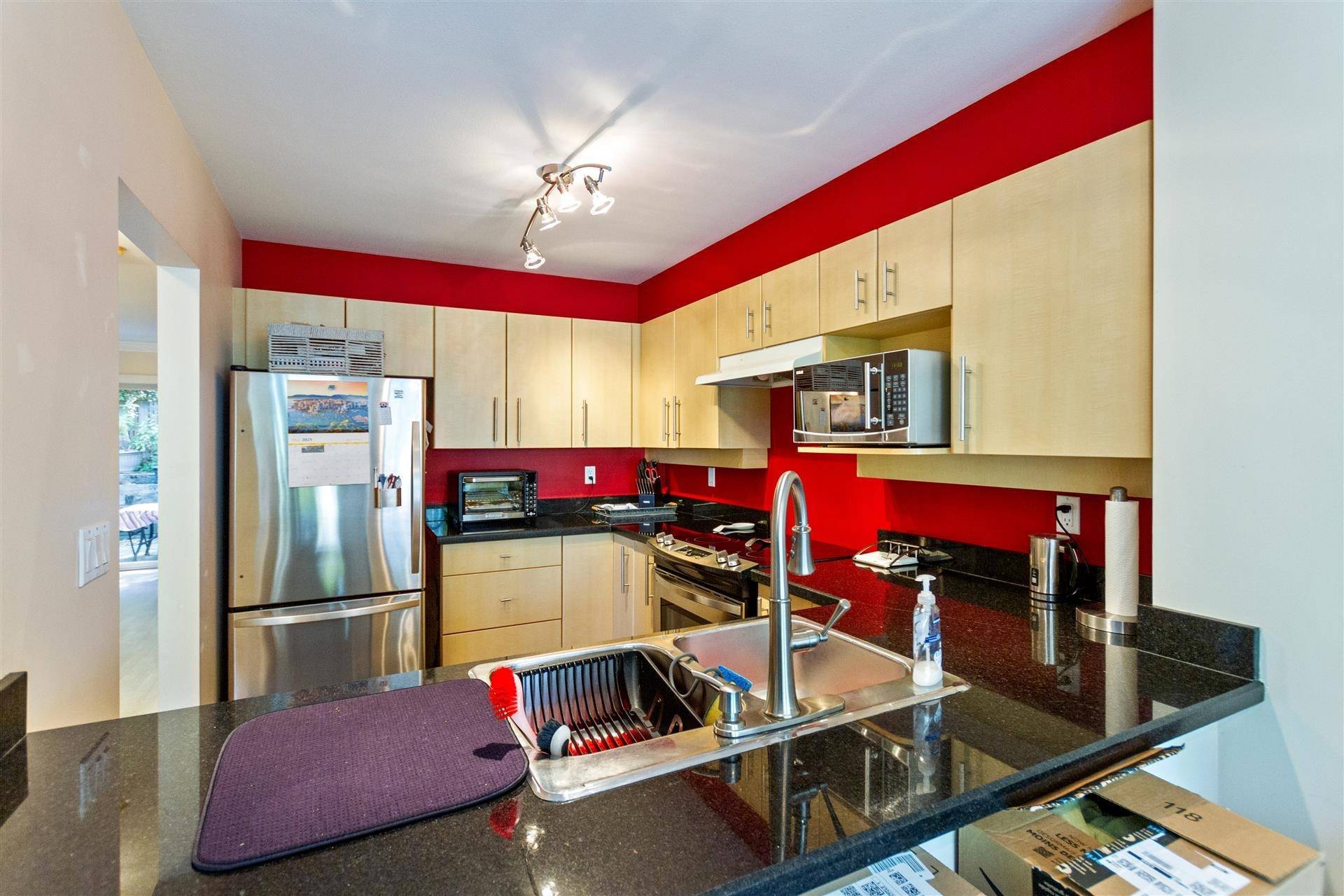 Burnaby, BC V3N 5B5,8701 16th AVE #25
