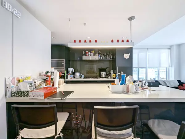 Vancouver, BC V6B 0M6,777 Richards ST #809