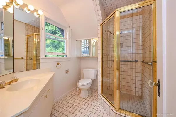 Vancouver, BC V6H 2J4,1383 W 32 AVE