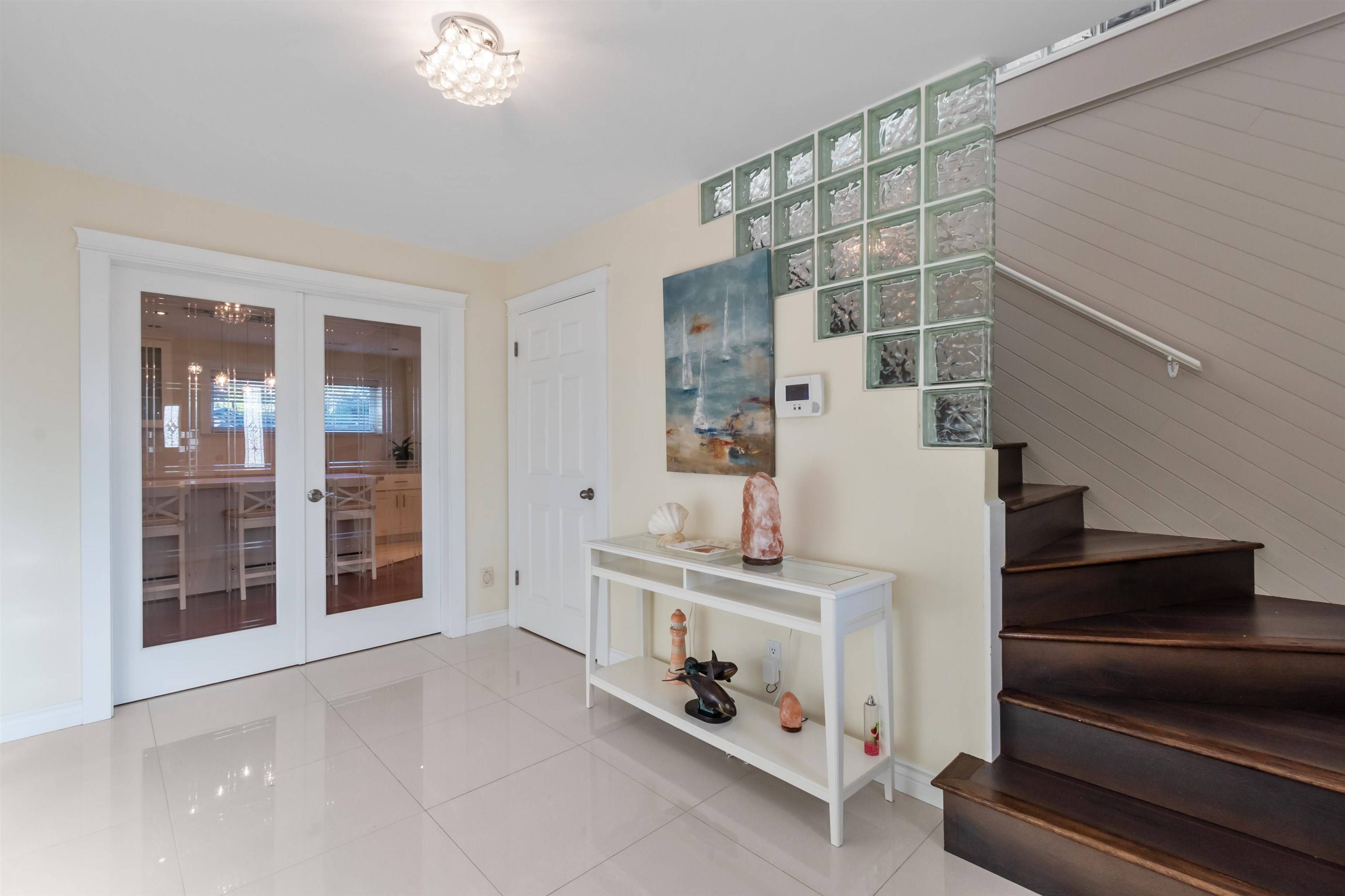White Rock, BC V4B 2G4,15531 Roper AVE