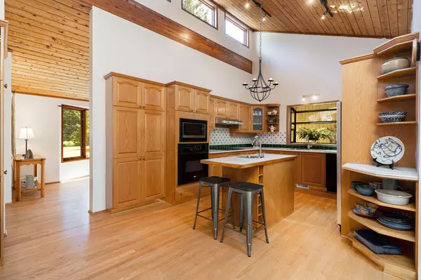 1532 Adams RD Bowen Island, BC V0N 1G2