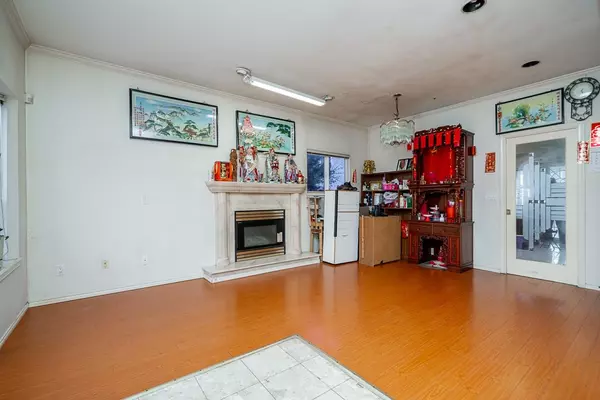 Vancouver, BC V5R 5N5,3288 School AVE