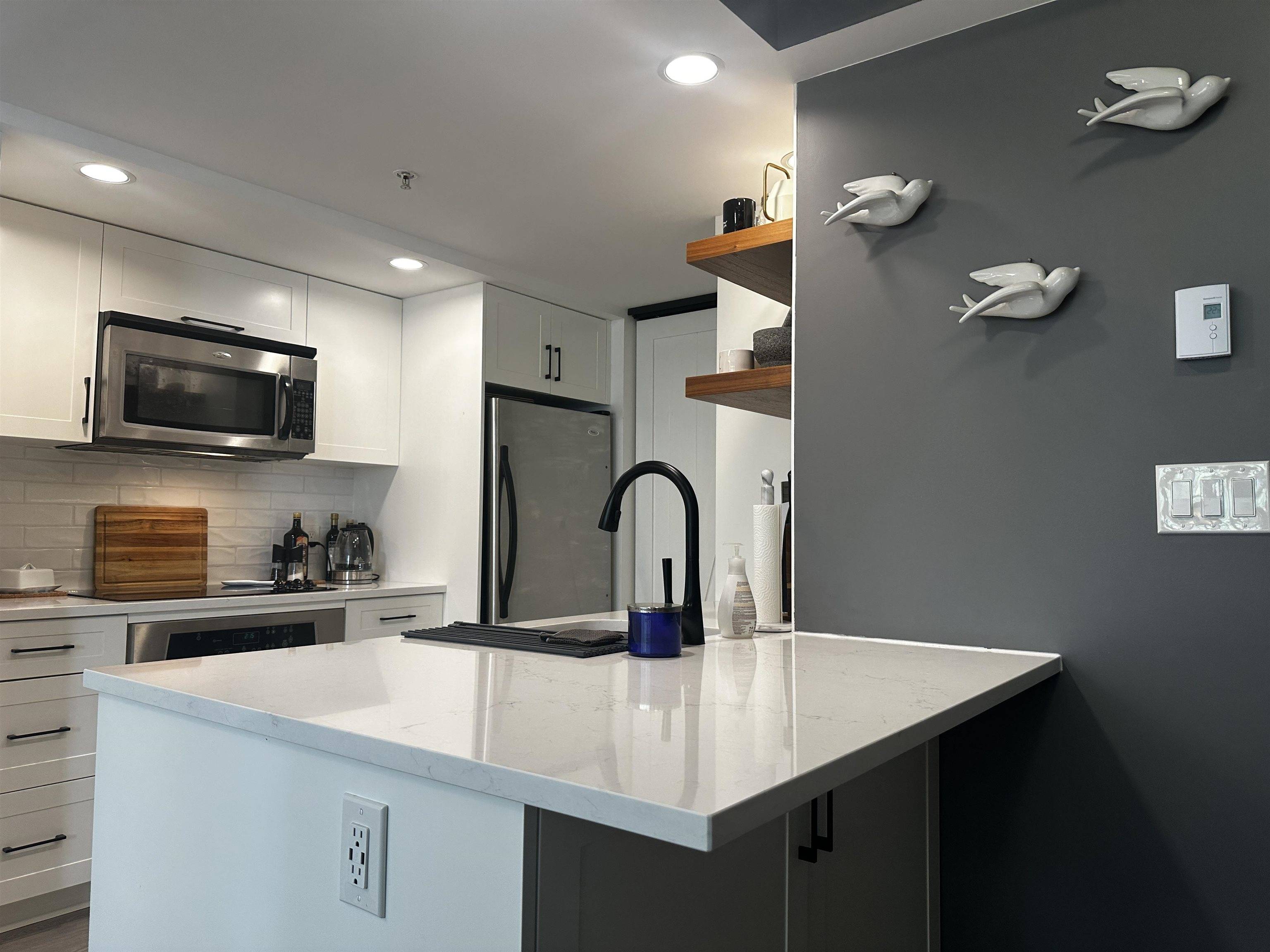 Vancouver, BC V6B 0H1,1255 Seymour ST #304