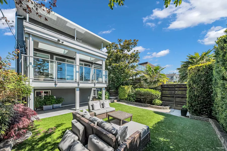 1251 Clyde AVE, West Vancouver, BC V7T 1E6