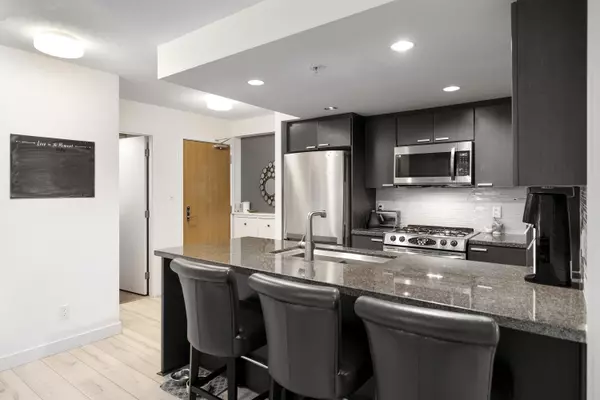 Burnaby, BC V5C 0G8,2200 Douglas RD #302