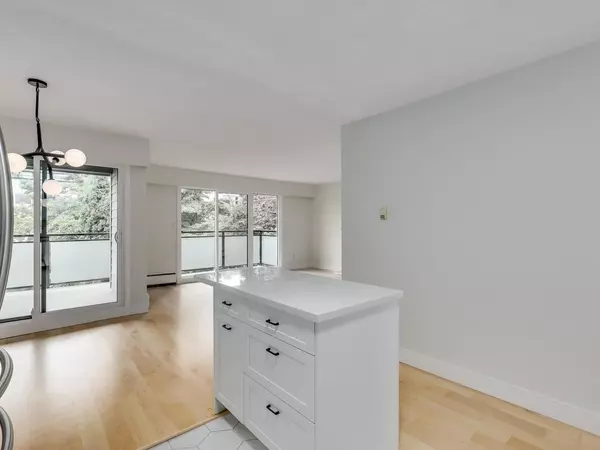 Vancouver, BC V6K 1C5,2255 York AVE #307