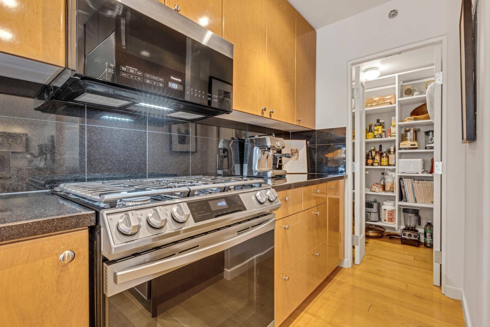 819 Hamilton ST #1404 Vancouver, BC V6B 6M2