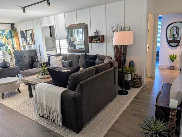 West Vancouver, BC V7T 2Y4,328 Taylor WAY #14E