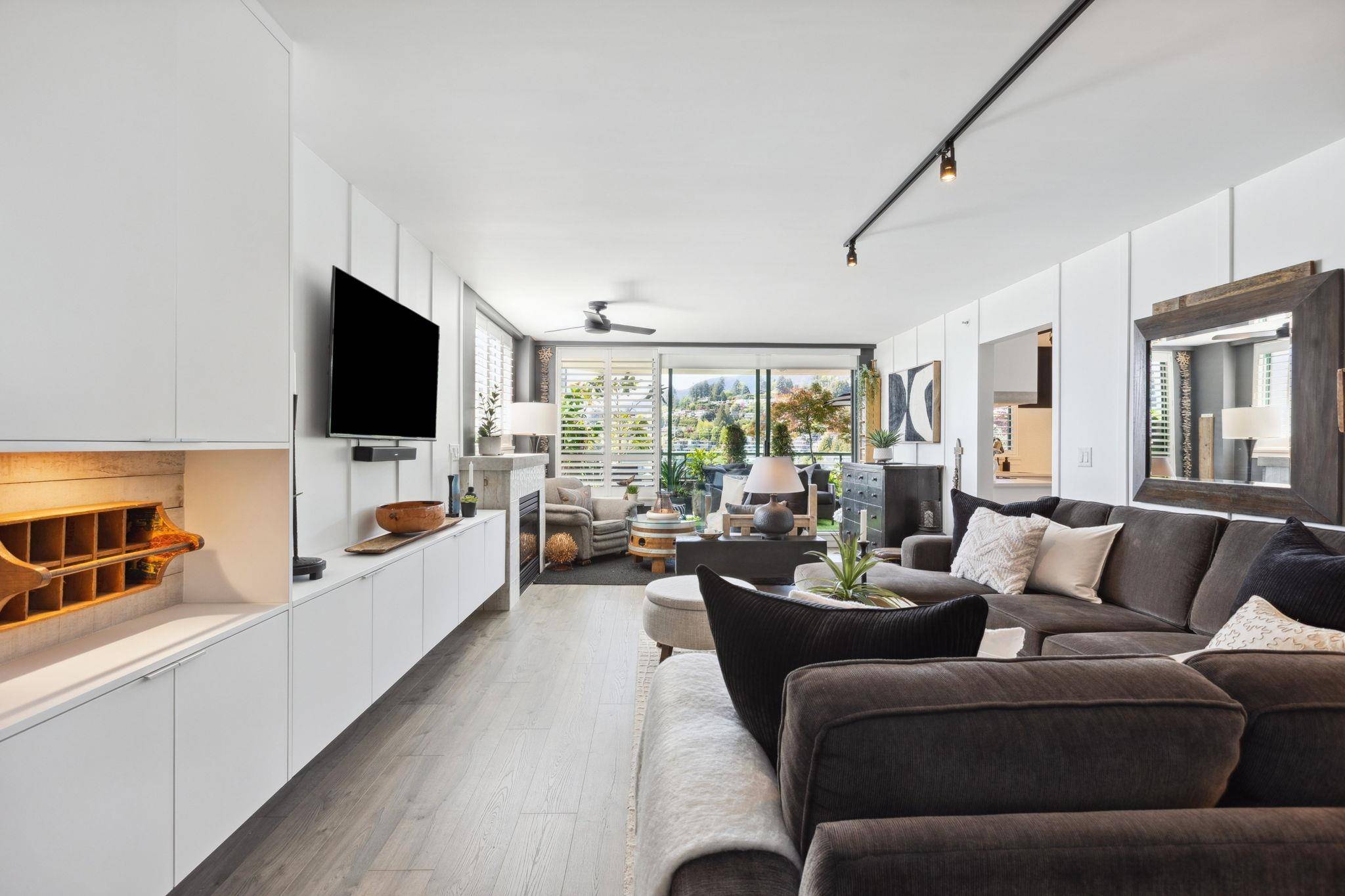 West Vancouver, BC V7T 2Y4,328 Taylor WAY #14E