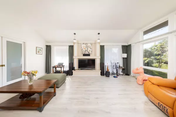 Delta, BC V4E 2Z5,11716 Summit CRES