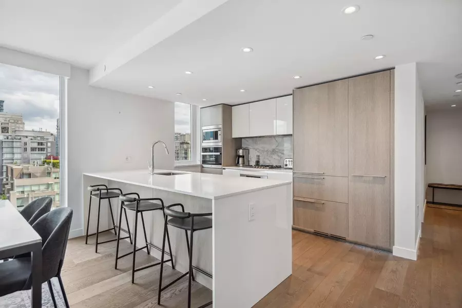 1111 Richards ST #2002, Vancouver, BC V6B 0S3