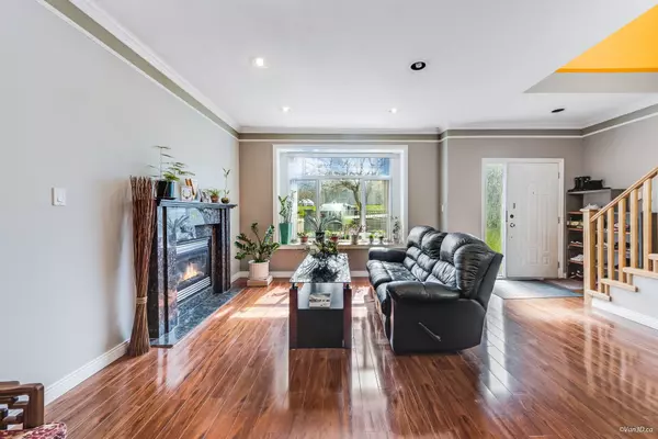 Burnaby, BC V5C 4G7,3807 Regent ST