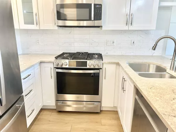Surrey, BC V3T 0R7,11077 Ravine RD #528