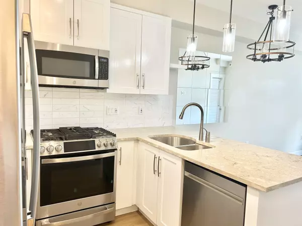 Surrey, BC V3T 0R7,11077 Ravine RD #528