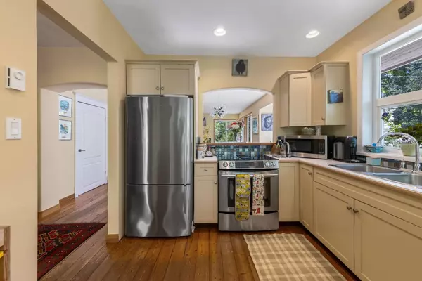 576 Cates Hill RD Bowen Island, BC V0N 1G2