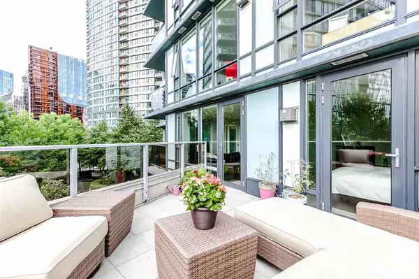 8 Smithe Mews #305, Vancouver, BC V6B 0A5