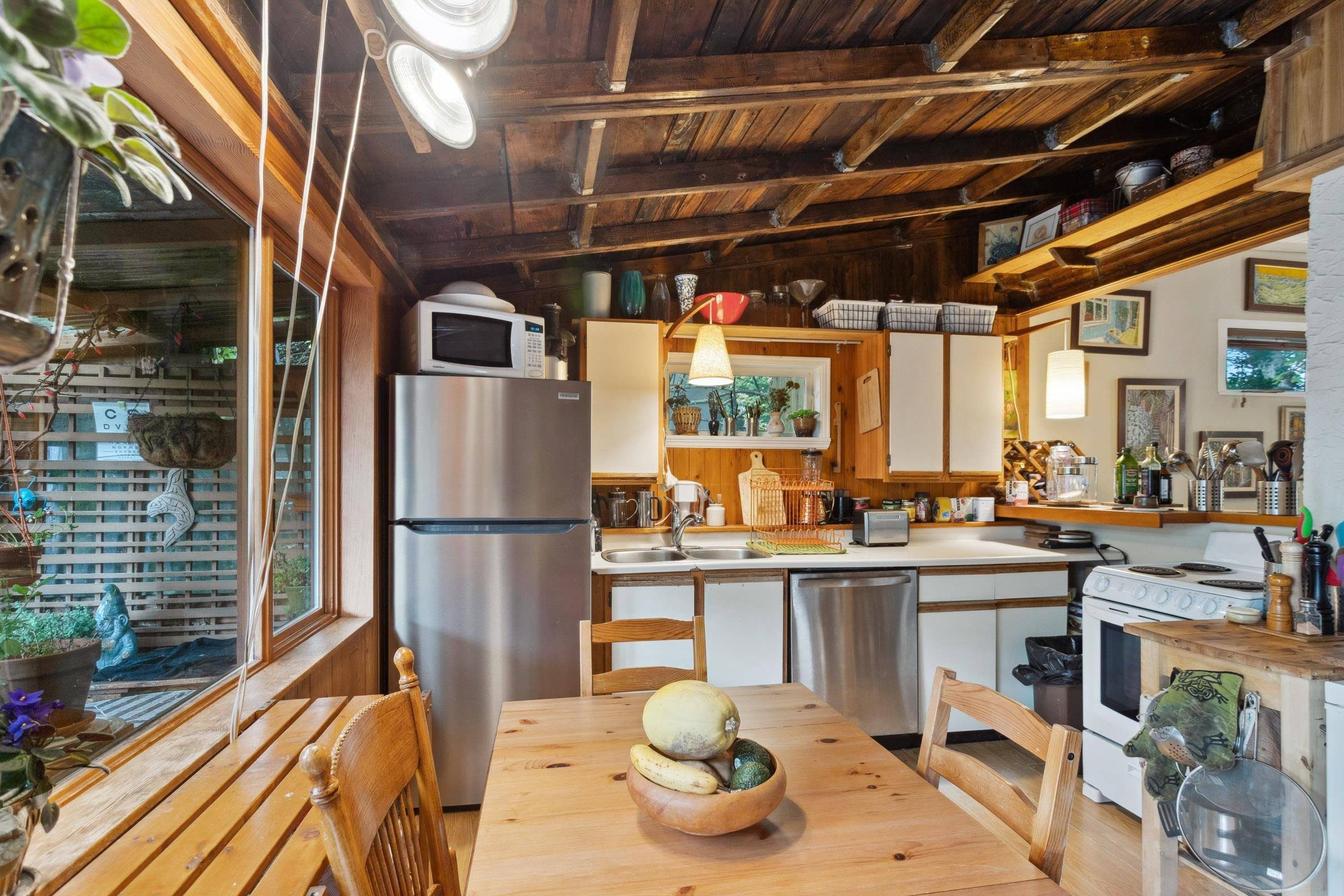 North Vancouver, BC V7K 1G9,713 E St. James RD