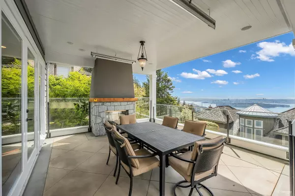 2326 Chippendale RD West Vancouver, BC V7S 3J2