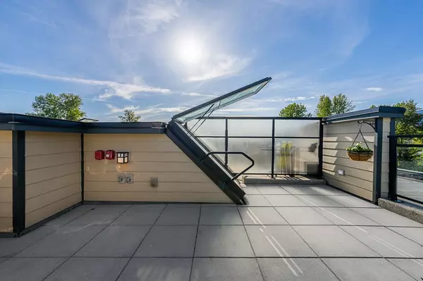 North Vancouver, BC V7M 0C6,733 W 14th ST #402