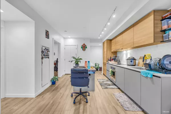 Surrey, BC V3T 0S6,13428 105 AVE #912