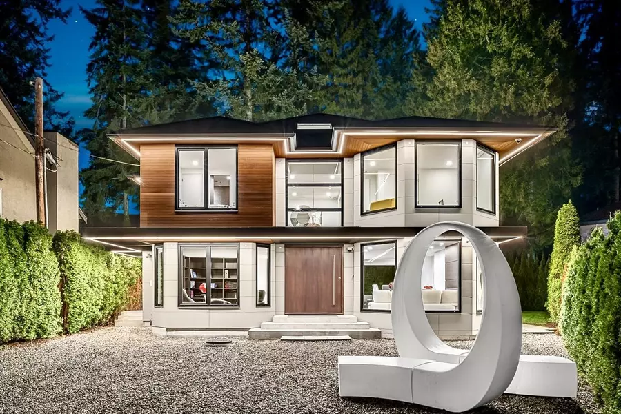 4577 Capilano RD, North Vancouver, BC V7R 4K3