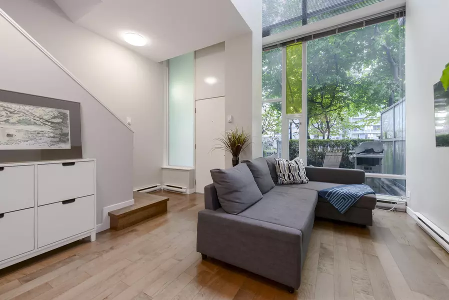 128 Dunsmuir ST, Vancouver, BC V6B 1X7